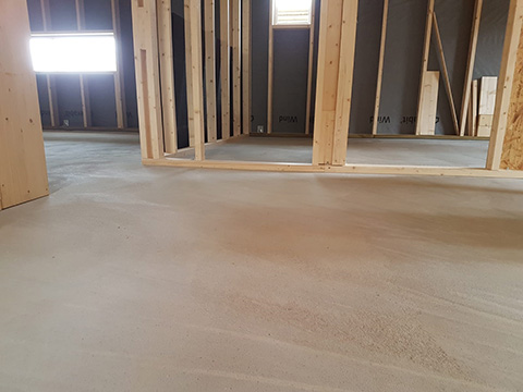 Deutlich reduzierte Radongasbelastung im Haus bei Bodenplatten aus Beton, dem das Additiv AREXAL® Liquid X zugesetzt wurde - ohne weitere Planen oder Folien zur Abdichtung!
