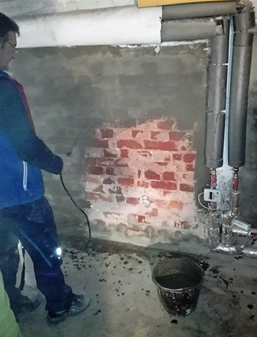 Keller trockenlegen von innen: Wand befeuchten, Dichtschlämme auftragen